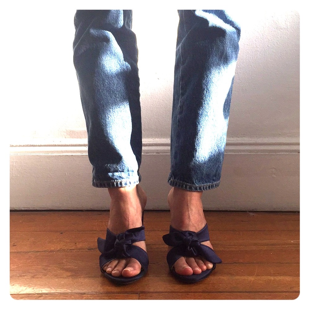 BARNEYS navy heels with tie/bow 37.5